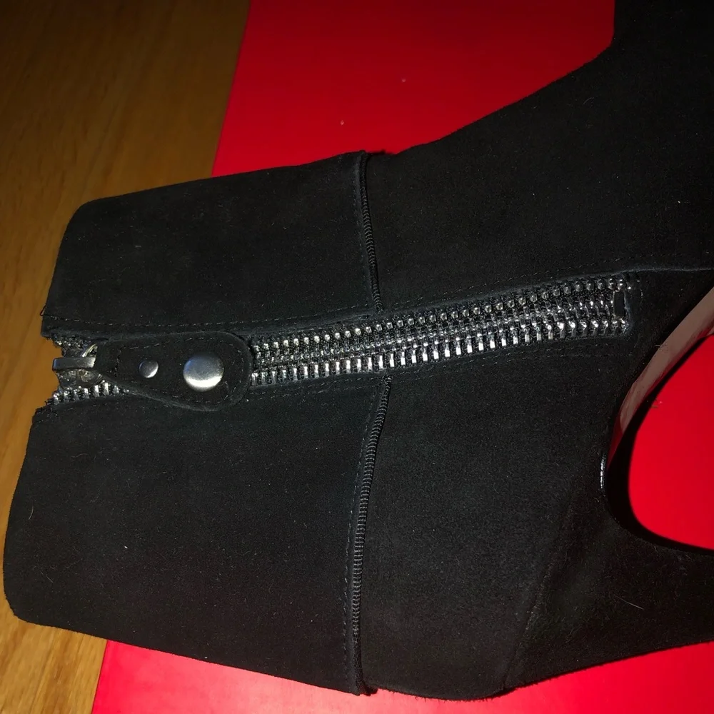 Adrienne Vittadini black suede zip boots size 6
